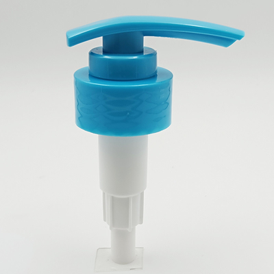 La pompa di plastica blu della prova della perdita si dirige verso la bottiglia cosmetica liquida